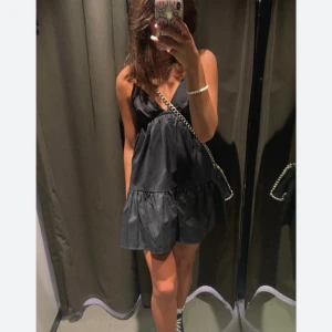 Zara klänning svart - Säljer min knappt använda snygga zara klänning då den tyvärr är för liten för mig. I storlek xs. Klänningen har inga defekter men skriv vid fler frågor. 