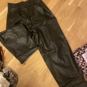  byxor från h&m - Nya byxor från h&m i storlek 38 oversize  Endast testade