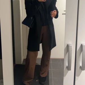 Bruna kostymbyxor  - Dessa fina bruna kostymbyxor från Bershka kommer inte till användning längre. Kvaliteten är nyskick!! Väldigt små i storleken, storlek 38 men passar mig perfekt som vanligtvis har mellan 34-36🫶🏼