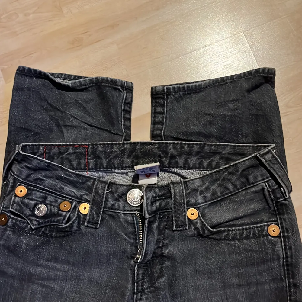 straight/bootcut lowrise jeans från True Religion, skit snygga😩 innerbenslängd 77-78cm . Jeans & Byxor.