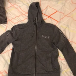 Hugo Boss hoodie strl M - Topp skick inga fläckar eller liknande.