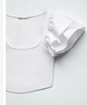 Zara topp vit  - Jag har tyvärr ingen användning av denna tröjan då den är lite för  stor för mig men om du vill köpa den så hör av dig, jag är själv ledsen för att den är för stor annars hade jag använt oftare, helt oanvänd och endast provad en gång, kund betalar frakten