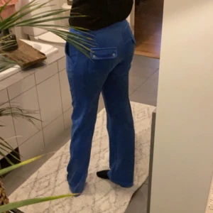 Blått juicy couture  - Säljer mina blåa juicy byxor då de tyvärr är för stora. Knappt använda och fint skick. 💕 köptes för 1100kr nya. 