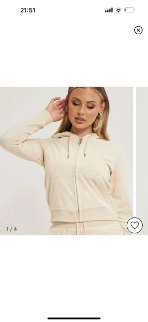 Juicy couture jacka - Säljer denna helt nya tröjan från juicy couture ❤️ såå fin beige färg! Helt ny med lapparna kvar!! Köpt för 1100kr