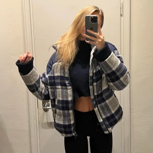 Zara dun jacka  - Dunjacka från Zara. 🥰 Köpt för 1800kr  Storlek: XS/S  Finns luva man kan sätta på & ta av 