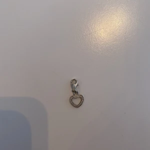 Thomas Sabo berlock - Berlock från Thomas Sabo. Ett hjärta i silver. Nyskick