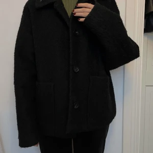 svart kappa - säljer denna svarta kappa från monki somnör helt slutsåld❤️