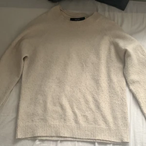 Stickad tröja  - Den är ganska liten i storleken passar mig som har S. 