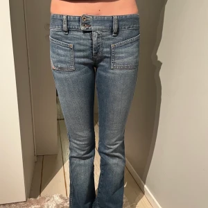Diesel Lågmidjade Jeans - Säljer dessa jättesnygga lågmidjade diesel jeans!! De är i storlek 25 vilket motsvarar xs/s/36 ungefär och modellen är bootcut/raka!! De är i superbra skick och sitter så fint på!!💖💕💕Midjemått: 76 cm, Innerbenslängden: 80 cm