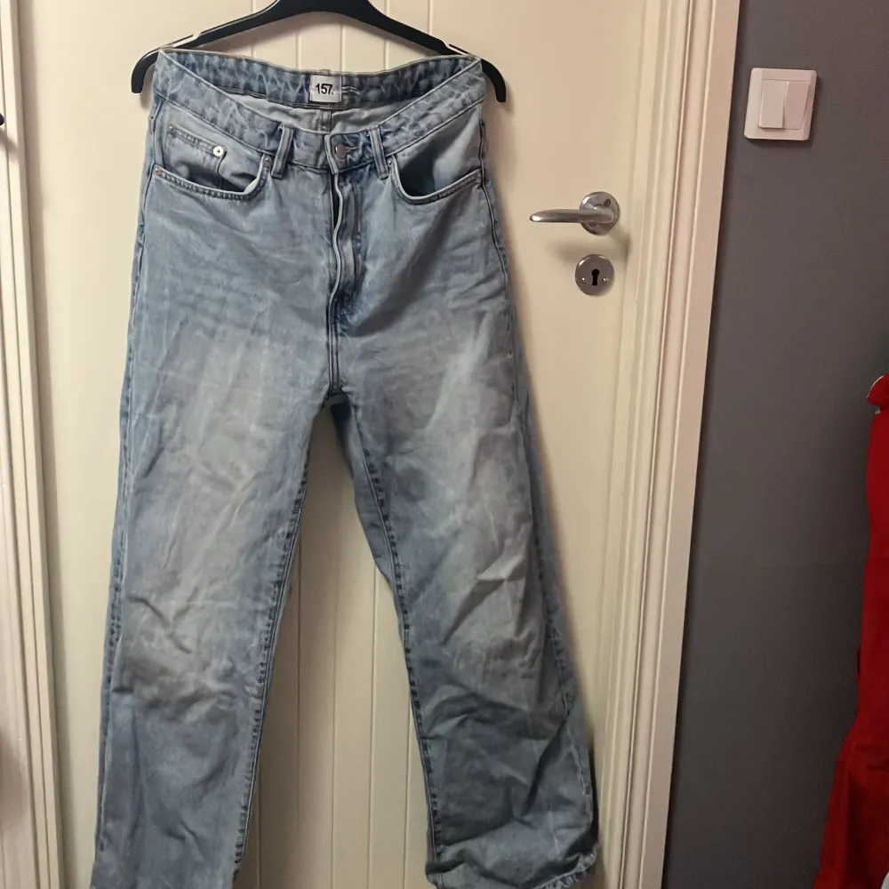 Raka baggy jeans, nyskick använda endast ett fåtal gånger pga förstora. Stora i storleken men sitter fint samt högmidjade . Jeans & Byxor.