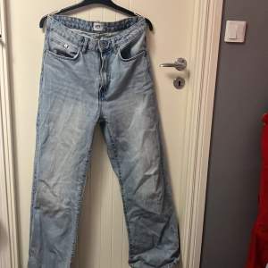 Raka baggy jeans, nyskick använda endast ett fåtal gånger pga förstora. Stora i storleken men sitter fint samt högmidjade 