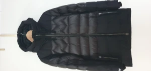 Finaste dunjackan  - Mountain Works är ett svenskt kvalitetsmärke.  Svart dunjacka Varm och skön med hög krage och huva. Fina detaljer. Kvalitetsplagg. Skicket ser helt nytt ut. Mycket fin!