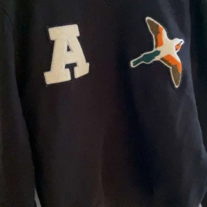 Arigato crewneck - Nästan oanvänd, strlk M. Köpt på Miinto