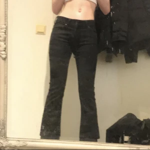 Low Waist jeans  - Svarta låg minskade byxor använda 2 gånger, köpta för 250 säljs för 150kr 🫶🏻