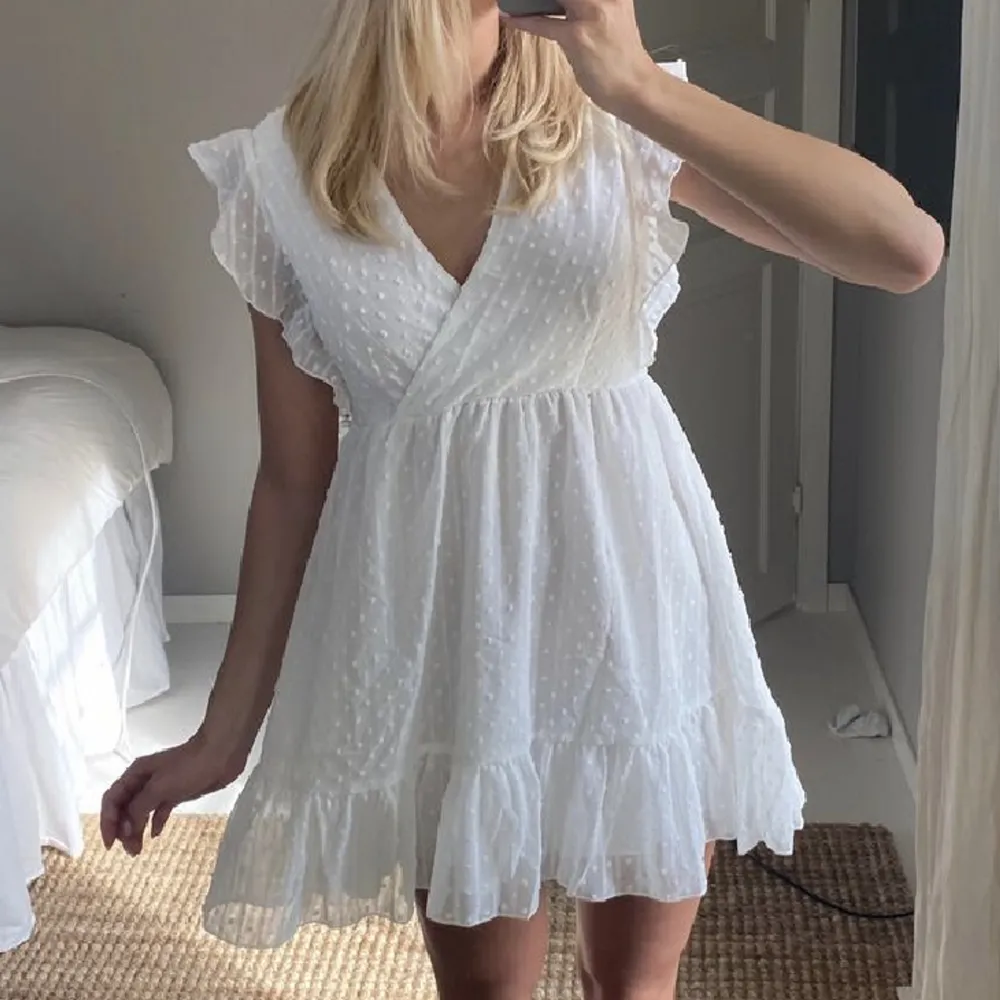 Säljer den här vita klänning som är perfekt till studenten. Aldrig använd, endast testad. Storlek Xs. (Bild 2&3 är lånade). Klänningar.