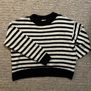 RANDIG STICKAD - randig stickad tröja från hm. Jättesöt och skön nu på vintern. Använd men fortfarande väldigt fin💘💘💘💘💘