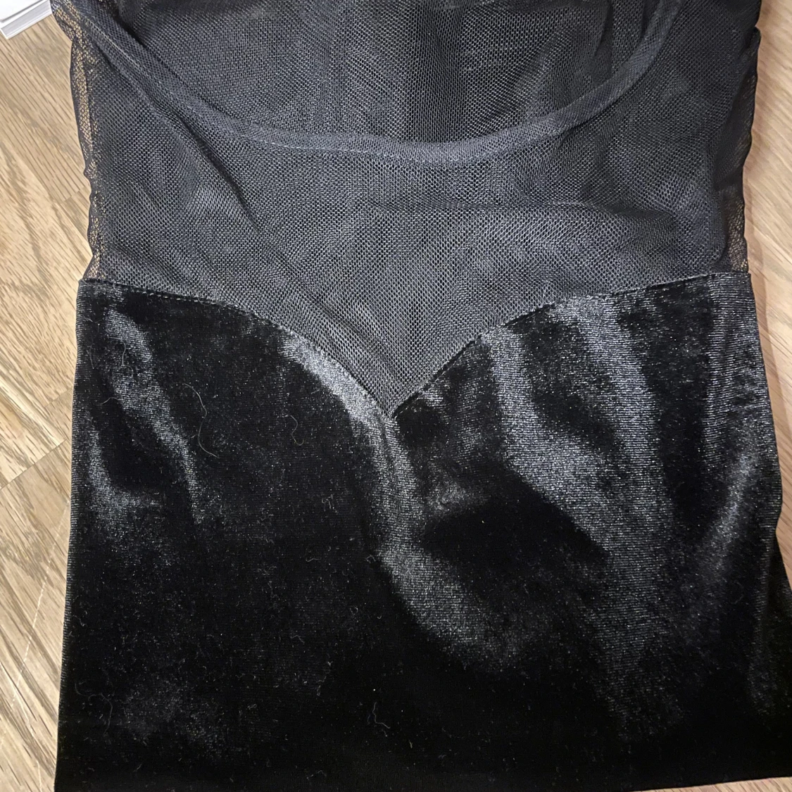 Fest topp i mesh och sammet