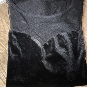 Fest topp i mesh och sammet  - Strl S, topp från Noisy may. Perfekt för fest, mesh-material och sammet.  Använd en gång, i nyskick! 