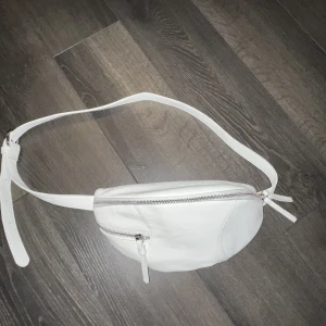 Vit väska  - Aldrig använd, vit väska som rymmer mycket. 