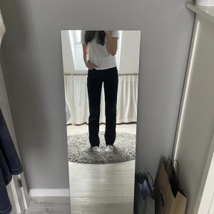 Svarta Zara Jeans  - Säljer dessa svarta jeans från zara. Dem är sprätta i nedre kanten och är i superfint skick💕💕 