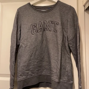 GANT tröja - Säljer en mörkgrå collegetröja från GANT i strl M, använd ett fåtal gånger men i mycket fint skick☺️ kan tänkas mötas i Växjö annars står köparen för frakten 