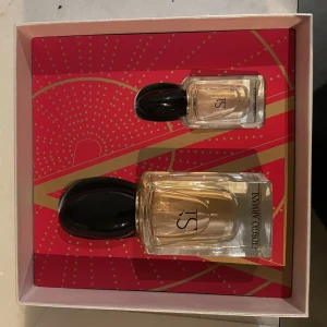 Armani Sí paketbox  - Giorgio Armani Sí. Helt oanvända, oöppnade parfymflaskor i ett vackert kit. 30 ml och 7 ml. Frakt: 57 kr 