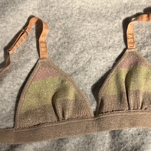 Bralette love stories - En Bralette från märket love stories i storlek 70 a/b!💕 PRISLAPPEN KVAR❤️ nypris är 840 kr & jag säljer för 500 kr + frakt 🥺 lyxigt märke med bra kvalitet! Perfekt att ha i sommar ❣️