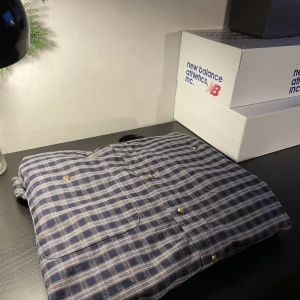 Skjorta Rutig Oversize - Overzize skjorta i lite tjockare tyg, går att använda som ”skjortjacka”