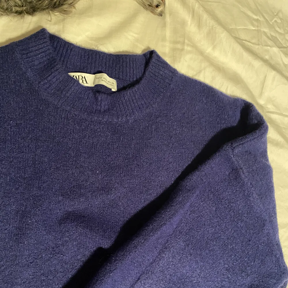 Säljer min blåa tickade tröja från Zara strl S då den inte kommer till användning 💕💕 frakt tillkommer💕 skriv om ni har frågor 💕. Stickat.