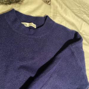Säljer min blåa tickade tröja från Zara strl S då den inte kommer till användning 💕💕 frakt tillkommer💕 skriv om ni har frågor 💕