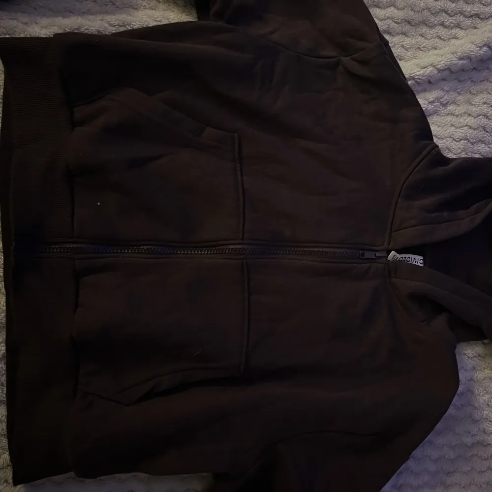 En brun kortare hoodie från h&m  Knappt använd🤎🤎. Tröjor & Koftor.