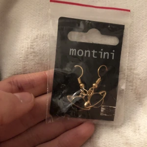 Örhängen  - Säljer denna supervackra örhängen som jag har gjort helt själv! 💗 de är aldrig använda! Osäker om de är nickelfria, men är 99% säker på att de är det! ♥️ 