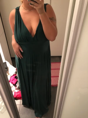 Långklänning - Balklänning i grönt. Aldrig använd med prislapp kvar. Storlek M-L men passar XL också