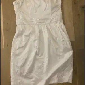 Säljer superfin klänning som är använd fåtal gånger.   Kort klänning: Storlek 38   Finns att hämta i Kalmar eller Växjö. Kan skickas mot att köparen står för frakt.
