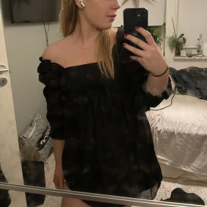 Svart klänning - Klänning från HM. Typ organza. Rosett i ryggen. Söt till nyår med ett par stövlar. Storlek 38 men mer som S