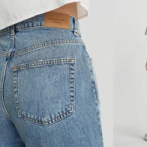 Highwaist jeans utan stretch med en rak, 90-talsinspirerad passform. Jeansen är blåa och har en superhög midja. De är gjorda av denim och har byxben med en fullängd och fickor fram och bak. Knappt använda. Från Gina Tricot 