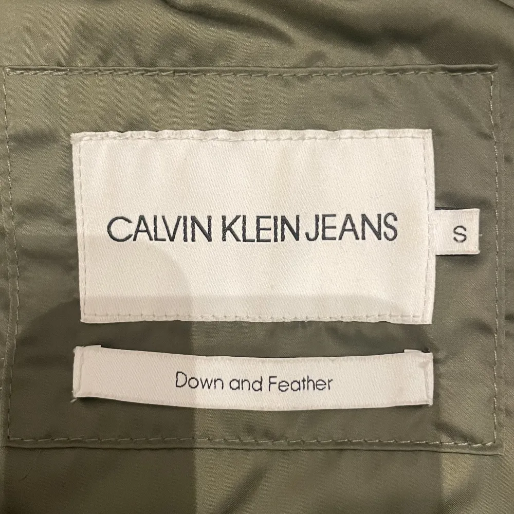 En mörk grön Calvin Klein jacka i storlek S med av tag var päls. Jackor.