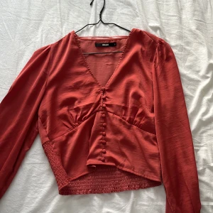 Blus - Rosa blus från BikBok. Knappt använd.