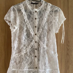 Blus - Vit spetsblus från Watcher i storlek L, men passar S-L betoende på hur man vill att den ska sitta. 