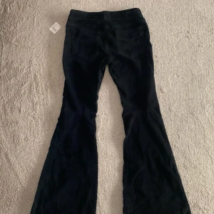 corduroy flare jeans - lågmidjade corduroy/manchester flare byxor från free people. råkade beställa fel storlek ^^’ är 156 cm och de går ca 10 cm över fötterna på mig