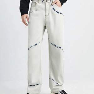 Loosefit jeans i färgen grå med blåa detaljer. Storlek L