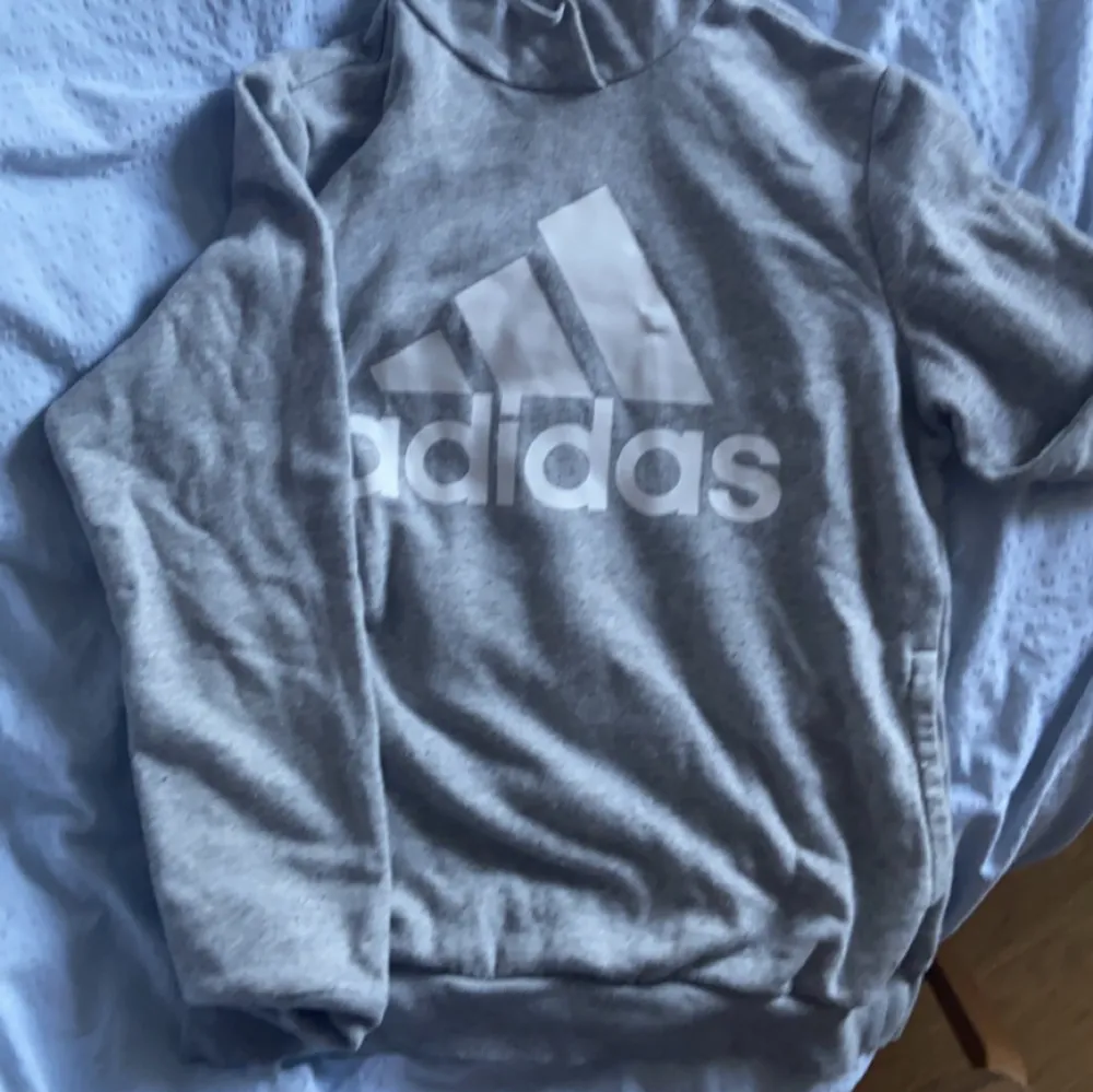 En Adidas hoodie som har har använt ungefär 3ggr. Lite nopprig men ingen som man märker så mycket. Nypris 500kr. Hoodies.