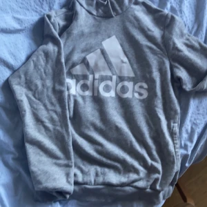 Adidas hoodie grå - En Adidas hoodie som har har använt ungefär 3ggr. Lite nopprig men ingen som man märker så mycket. Nypris 500kr