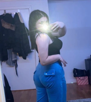 Juicy couture XL  - Hej! Säljer dessa blåa juicy couture mjukisbyxor i storlek XL. Dem är knappast använda men ena fickan har gått av litegrann i kanten. Därav priset, Men jag kan sy fast den om de önskas men jag kan inte lova att de blir snyggt 😂Kan mötas upp och frakta! 