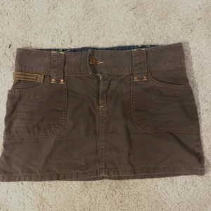 Jeanskjol  - Jättecool lågmidjade y2k brun jeanskjol, mycket bra skick! Från gamla BikBok köpt på 2000-tal. 