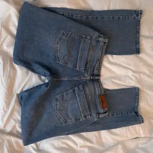 Säljer mina jätte fina blåa Ltb jeans för de kommer inte till andvöndnid, är slut sålda överallt💖 är köpta av orginal pris 800kr💕skriv till mig vid intresse och fler bilder💖 
