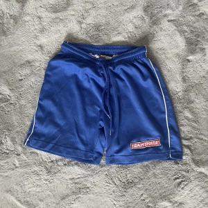 träningsshorts  - blåa träningsshorts i storlek 146/152 men bör passa xxs/xs 
