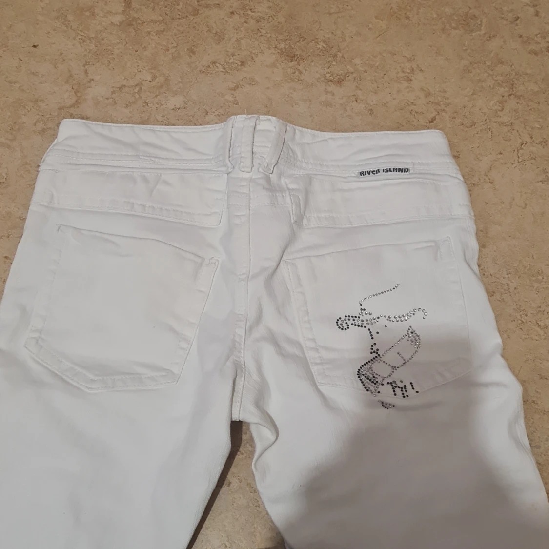 Vita lowwaist med detalj på fickan - 90