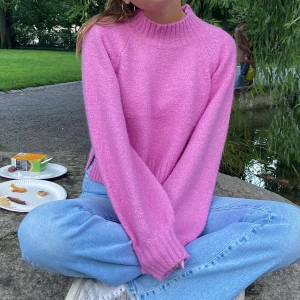 Rosa tröja - Så fin rosa stickad tröja i världens mjukaste material, perfekt nu till våren. Från Gina Young i stl 152, men passar mig som har XS. Använd fåtal gånger så i fint skick! 💘