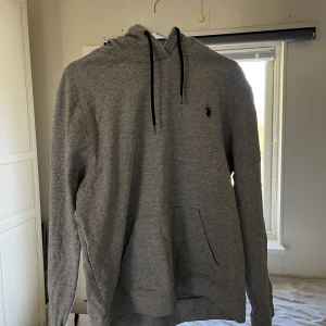 BRAYDEN - Hoodie - U.S Polo Assn. - BRAYDEN - Luvtröja. Storlek: XL  Ordinarie pris: 699 kr. Nyskick, använd cirka 1-2 gånger.